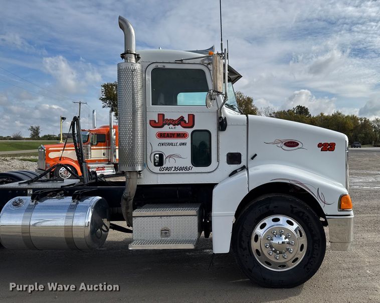 image for item EA1978 2006 Peterbilt 385 semi truck
