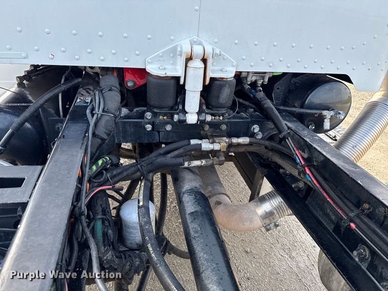 image for item EA1978 2006 Peterbilt 385 semi truck