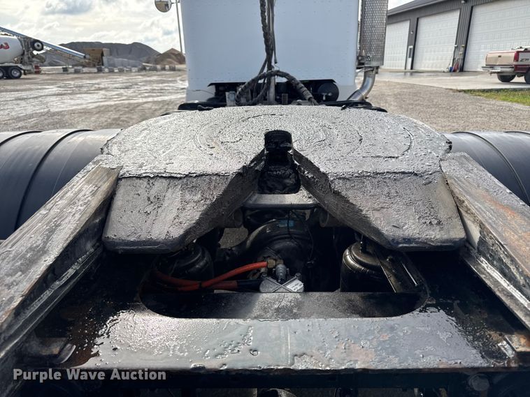 image for item EA1978 2006 Peterbilt 385 semi truck