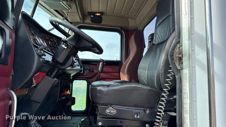 image for item EA1978 2006 Peterbilt 385 semi truck