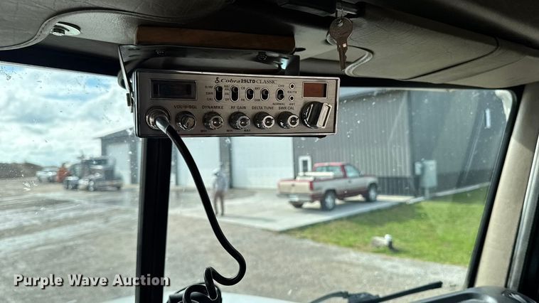 image for item EA1978 2006 Peterbilt 385 semi truck