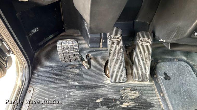 image for item EA1978 2006 Peterbilt 385 semi truck