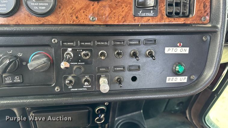 image for item EA1978 2006 Peterbilt 385 semi truck