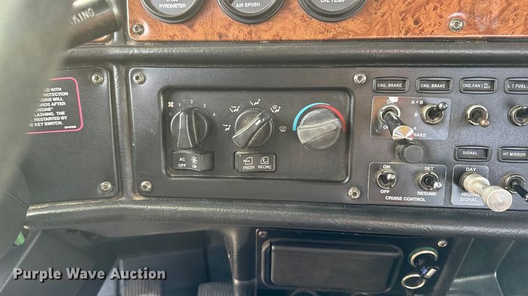 image for item EA1978 2006 Peterbilt 385 semi truck