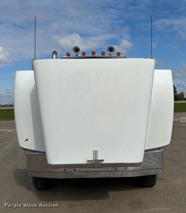 image for item EA1978 2006 Peterbilt 385 semi truck