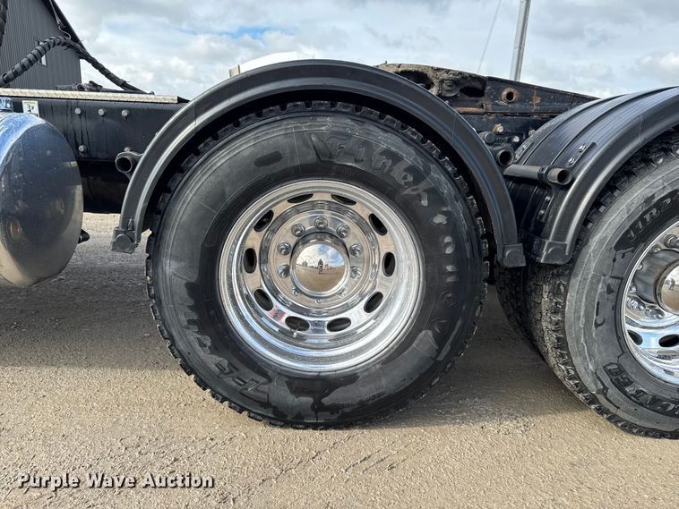 image for item EA1978 2006 Peterbilt 385 semi truck