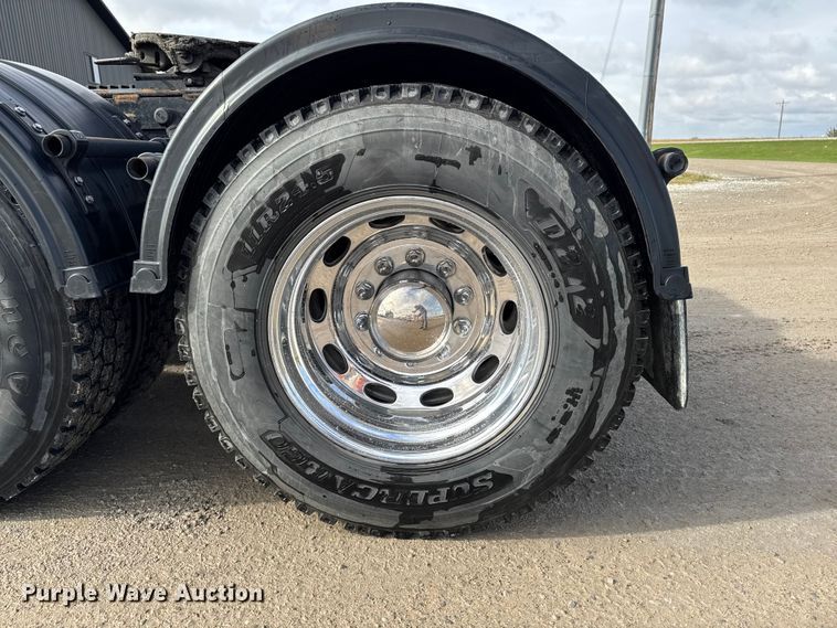 image for item EA1978 2006 Peterbilt 385 semi truck