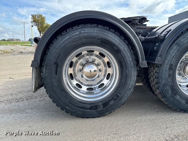 image for item EA1978 2006 Peterbilt 385 semi truck