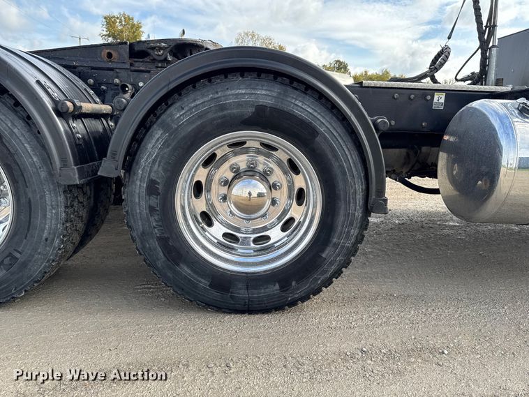 image for item EA1978 2006 Peterbilt 385 semi truck