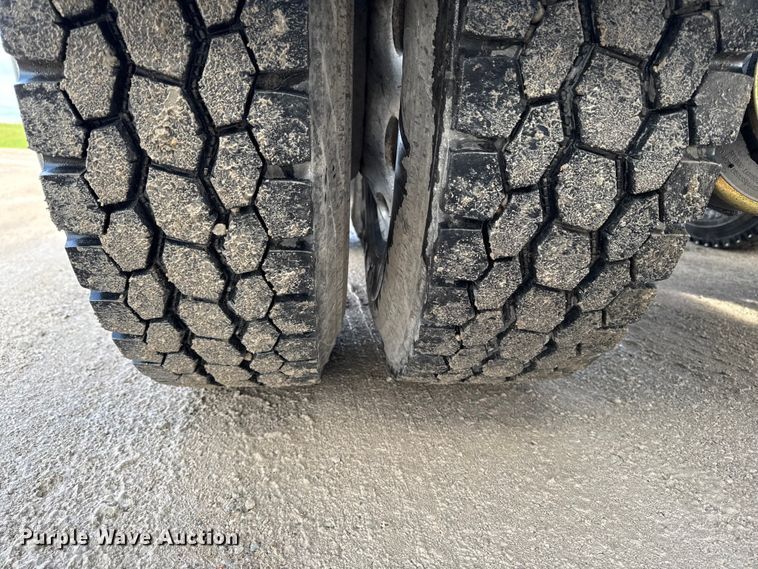 image for item EA1978 2006 Peterbilt 385 semi truck