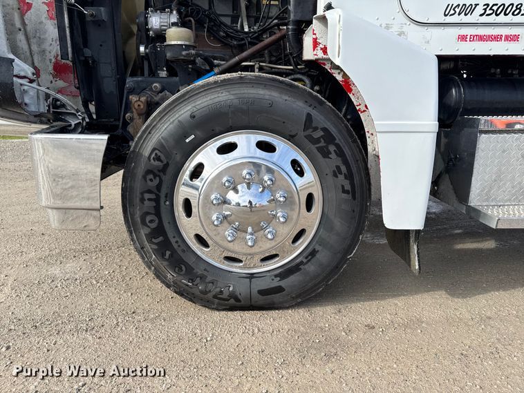 image for item EA1978 2006 Peterbilt 385 semi truck