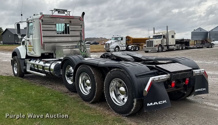 image for item EA1982 2012 Mack GU713 semi truck