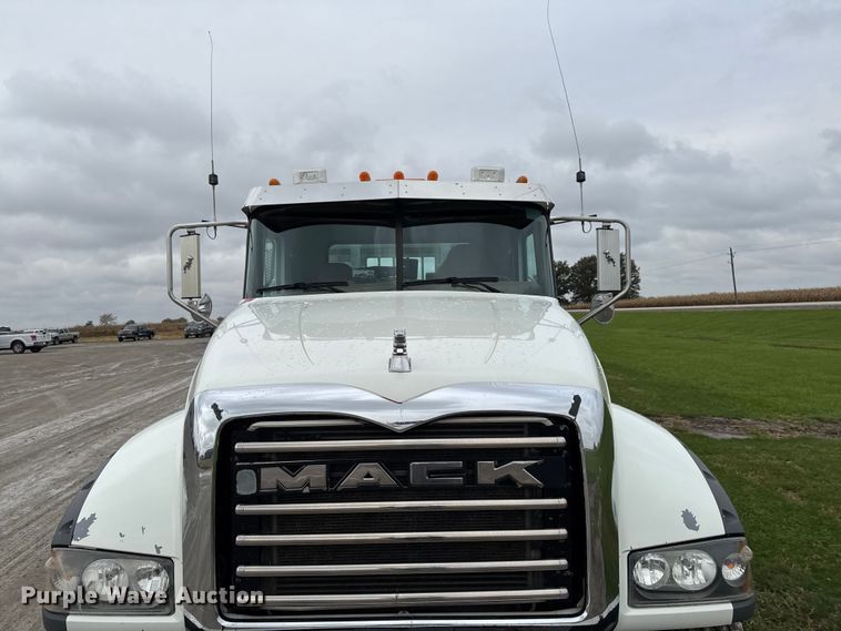 image for item EA1982 2012 Mack GU713 semi truck