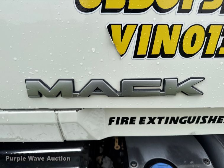 image for item EA1982 2012 Mack GU713 semi truck