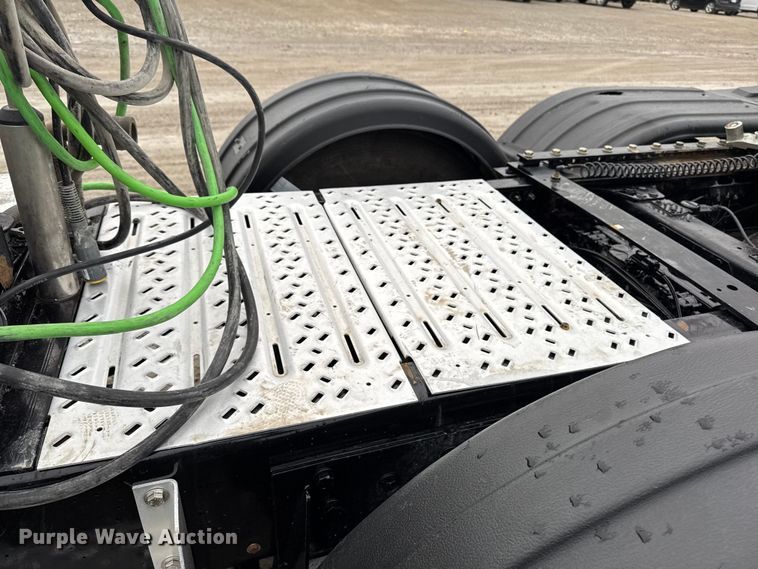 image for item EA1982 2012 Mack GU713 semi truck