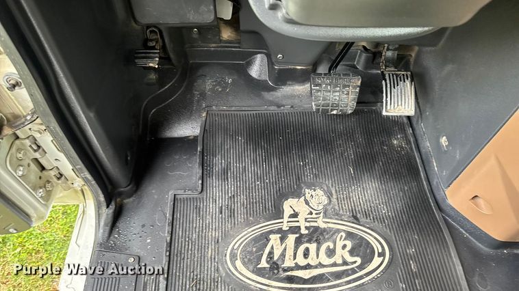 image for item EA1982 2012 Mack GU713 semi truck