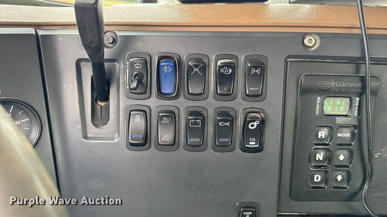 image for item EA1982 2012 Mack GU713 semi truck