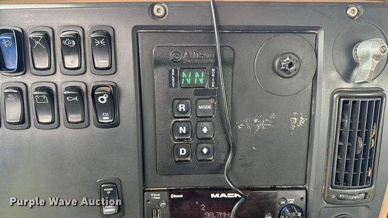 image for item EA1982 2012 Mack GU713 semi truck