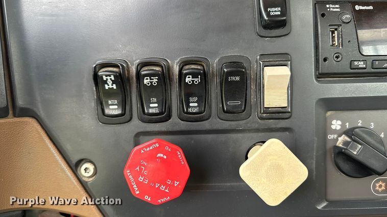 image for item EA1982 2012 Mack GU713 semi truck