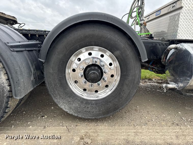 image for item EA1982 2012 Mack GU713 semi truck