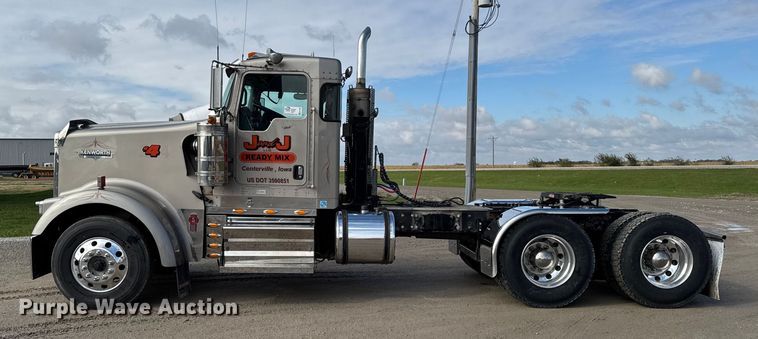 image for item EA1985 2009 Kenworth W900 semi truck