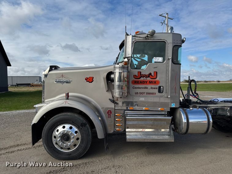 image for item EA1985 2009 Kenworth W900 semi truck