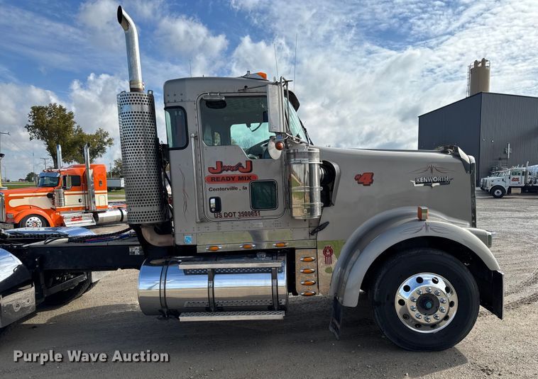 image for item EA1985 2009 Kenworth W900 semi truck