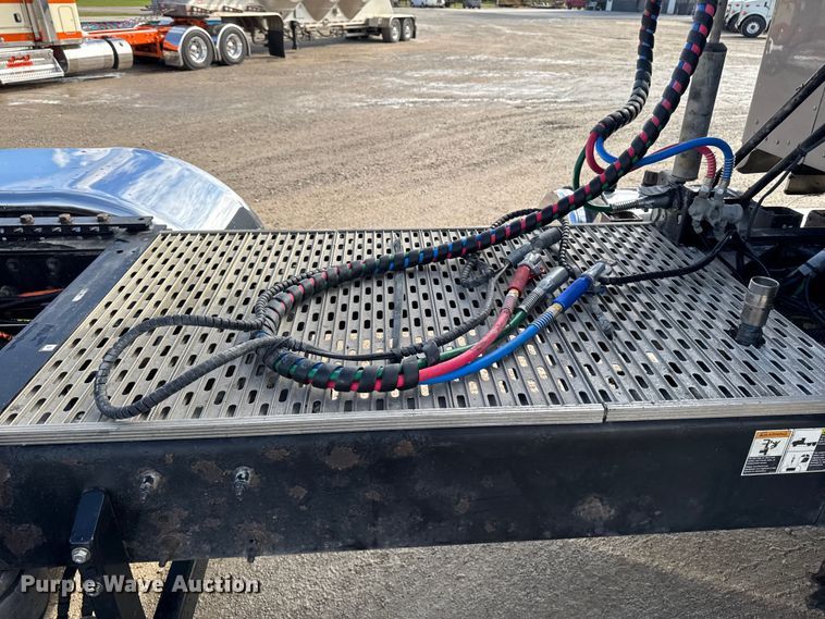 image for item EA1985 2009 Kenworth W900 semi truck