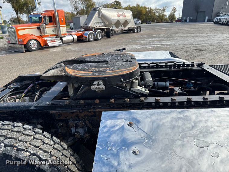 image for item EA1985 2009 Kenworth W900 semi truck