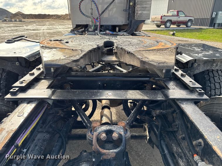 image for item EA1985 2009 Kenworth W900 semi truck