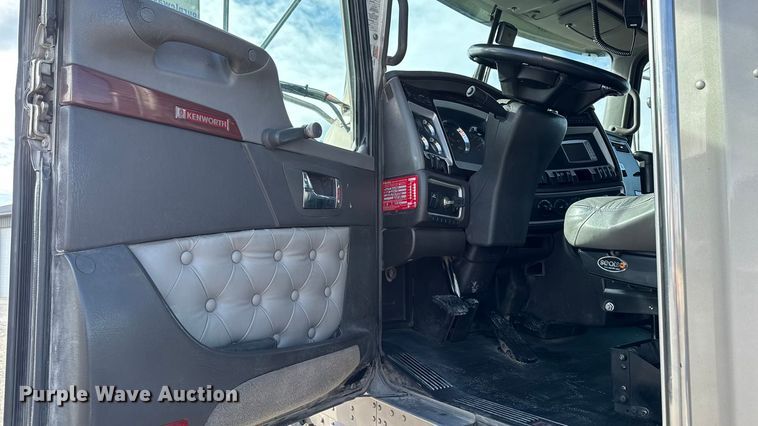 image for item EA1985 2009 Kenworth W900 semi truck