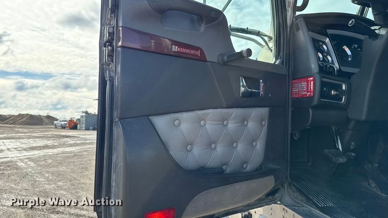 image for item EA1985 2009 Kenworth W900 semi truck