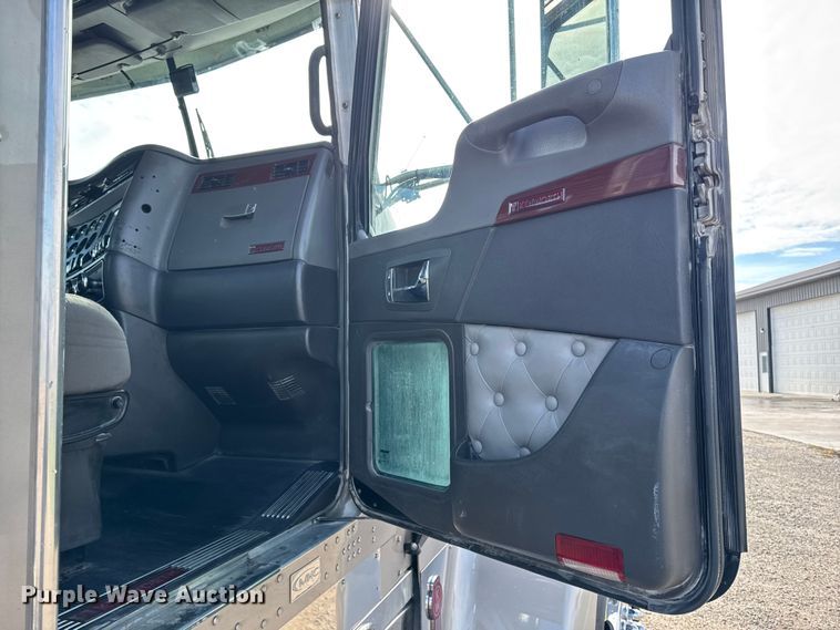 image for item EA1985 2009 Kenworth W900 semi truck