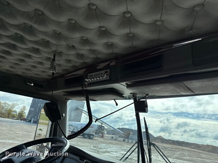 image for item EA1985 2009 Kenworth W900 semi truck