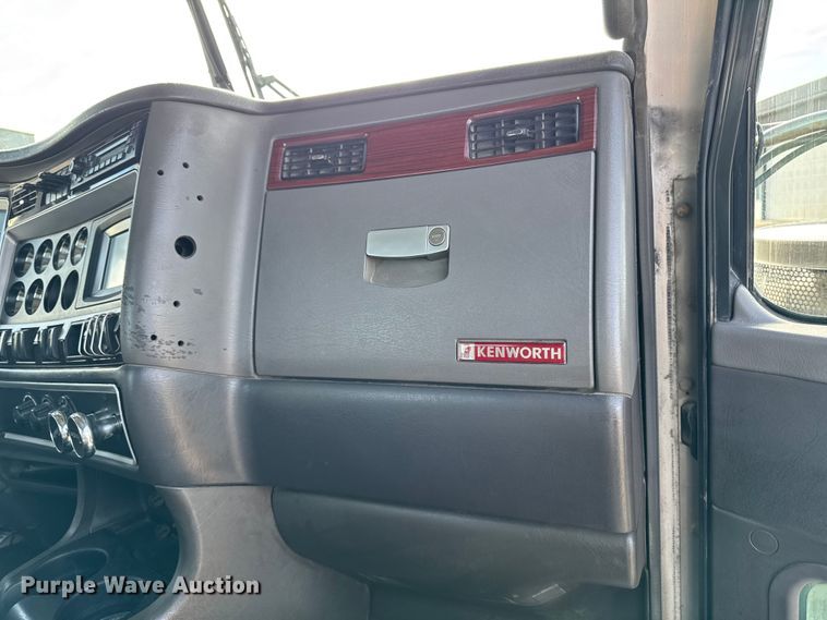 image for item EA1985 2009 Kenworth W900 semi truck