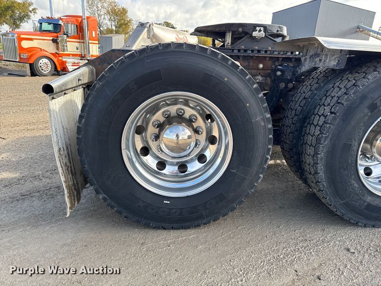 image for item EA1985 2009 Kenworth W900 semi truck