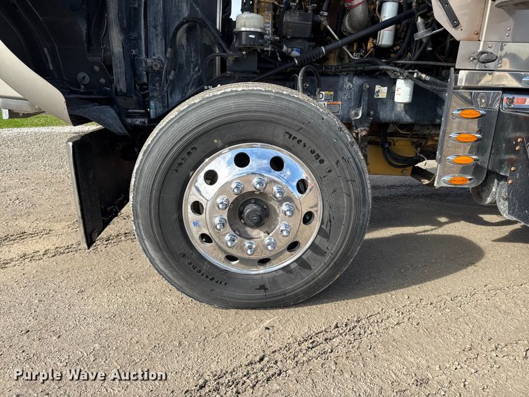 image for item EA1985 2009 Kenworth W900 semi truck