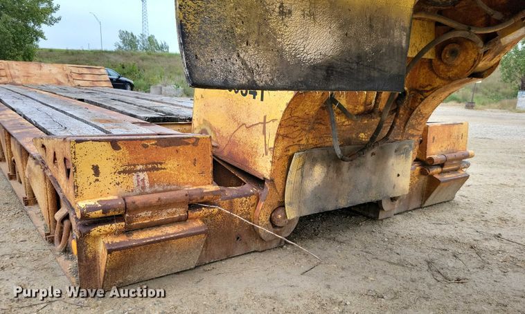 image for item EA2569 1993 Trail King lowboy equipment trailer