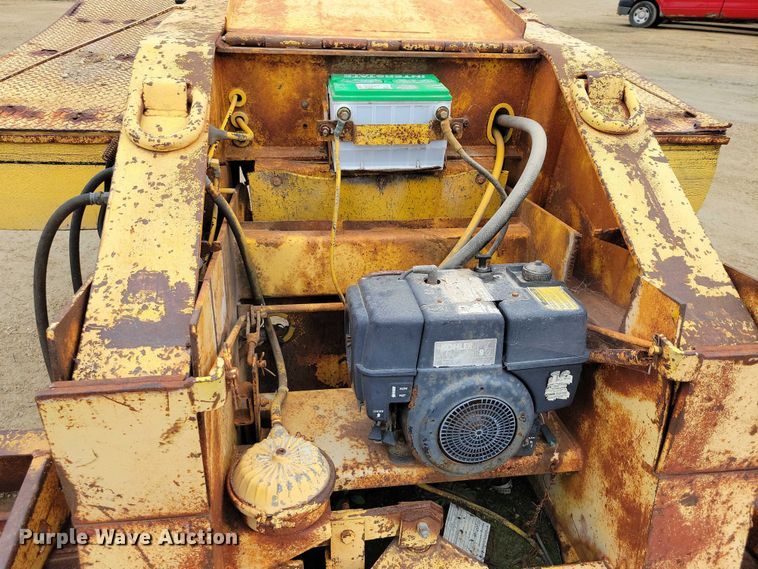 image for item EA2569 1993 Trail King lowboy equipment trailer