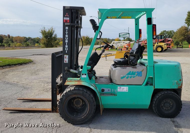 image for item EA2674 1999 Mitsubishi  FG30 forklift