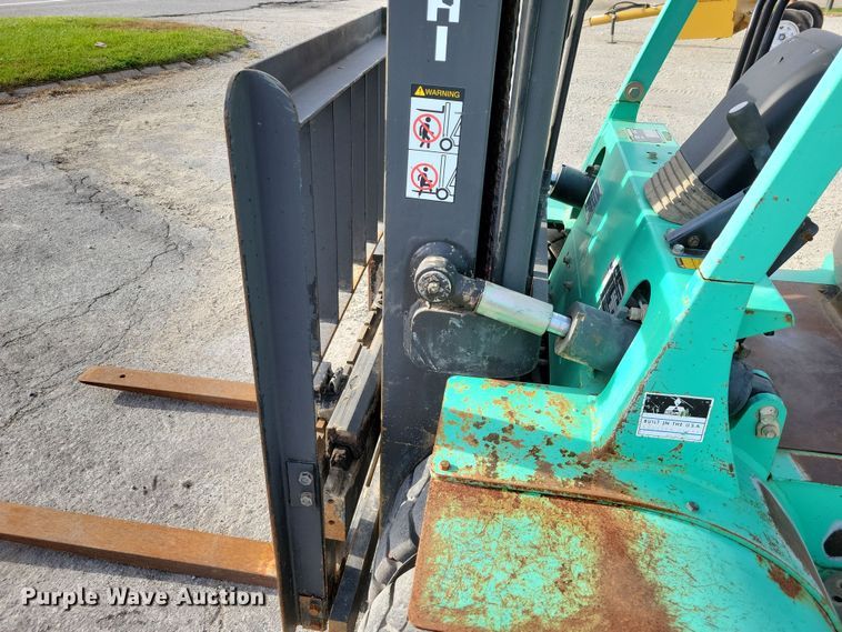 image for item EA2674 1999 Mitsubishi  FG30 forklift
