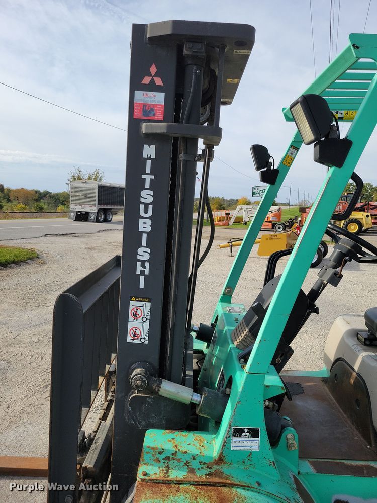 image for item EA2674 1999 Mitsubishi  FG30 forklift