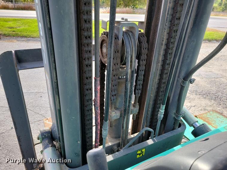 image for item EA2674 1999 Mitsubishi  FG30 forklift