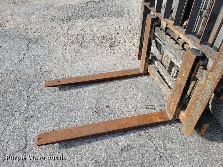 image for item EA2674 1999 Mitsubishi  FG30 forklift