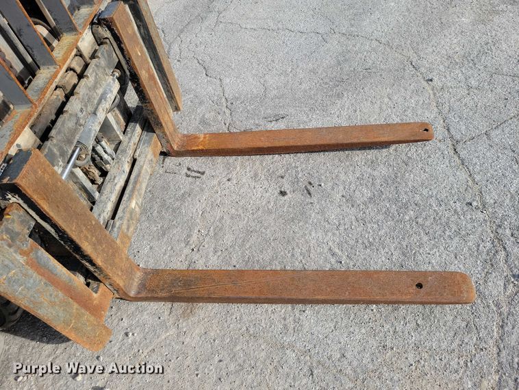 image for item EA2674 1999 Mitsubishi  FG30 forklift