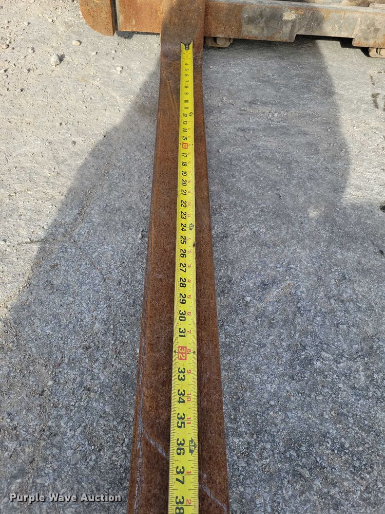 image for item EA2674 1999 Mitsubishi  FG30 forklift