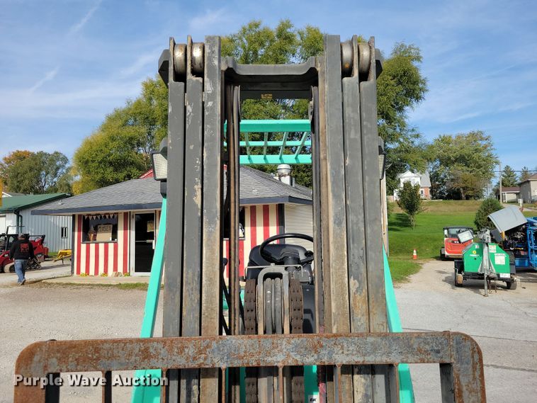 image for item EA2674 1999 Mitsubishi  FG30 forklift