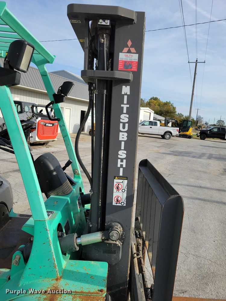 image for item EA2674 1999 Mitsubishi  FG30 forklift