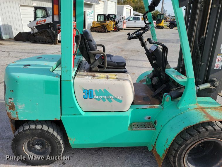 image for item EA2674 1999 Mitsubishi  FG30 forklift