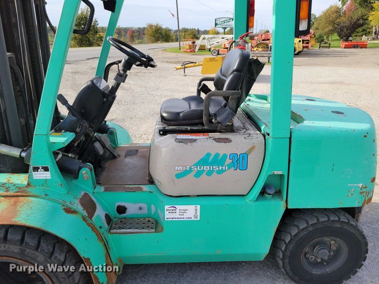 image for item EA2674 1999 Mitsubishi  FG30 forklift